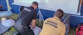 Uczestnicy stoiska Ochrony Cywilnej i Obrony Ludności podczas ćwiczeń z pierwszej pomocy.