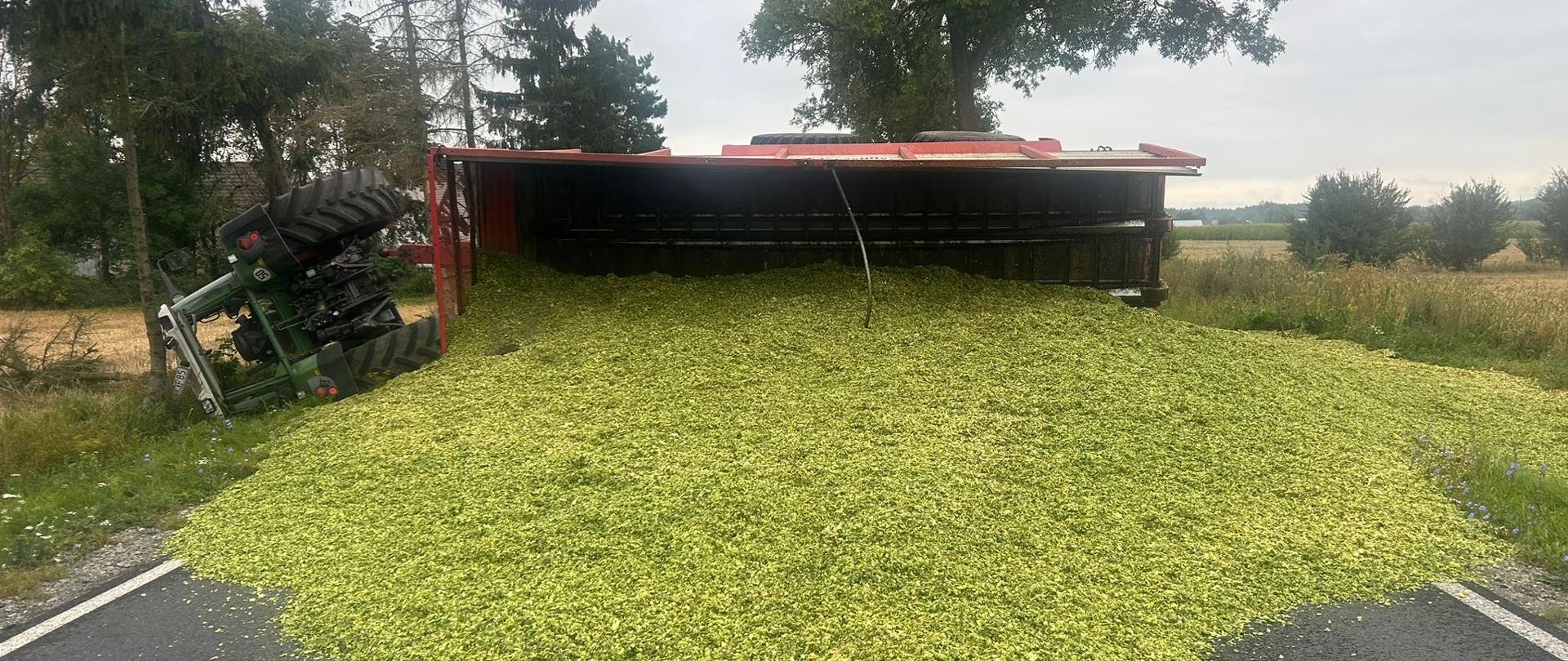 Zdarzenie przy udziale ciągnika rolniczego na DW182 w miejscowości Bończa