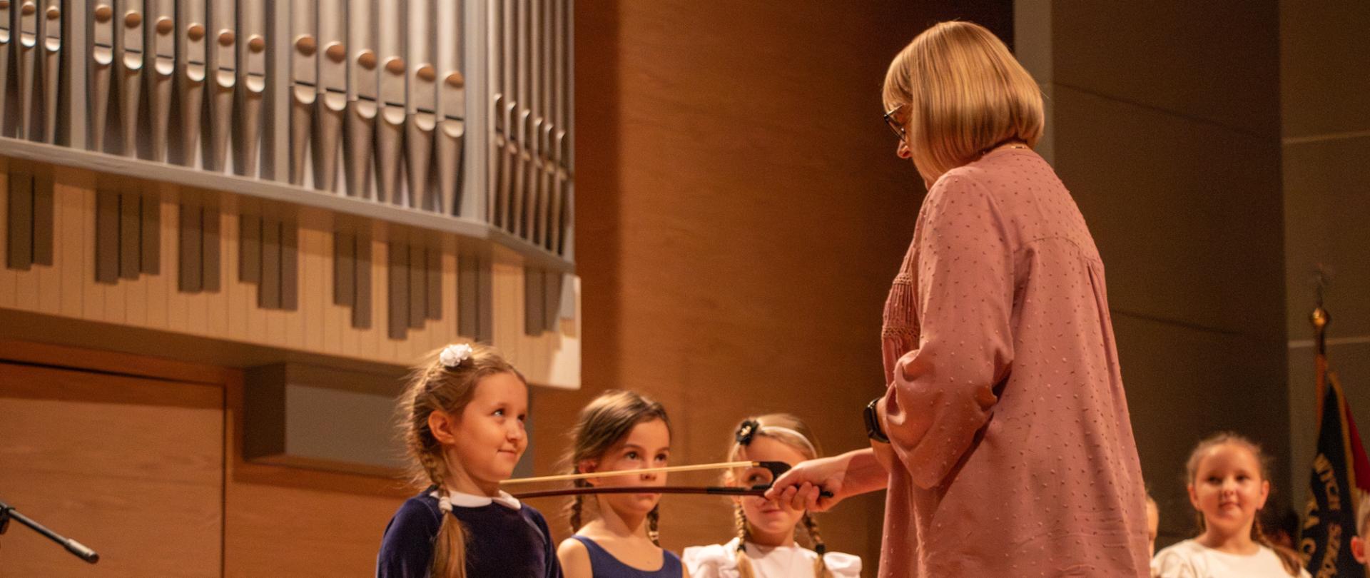 21 października 2025 roku w sali koncertowej szkoły odbyło się pasowanie uczniów klas pierwszych połączone z obchodami Święta Patrona Szkoły