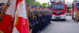 Na zdjęciu strażacy podczas uroczystej zbiórki, na pierwszym planie widoczny sztandar KP PSP w Pruszczu Gdańskim