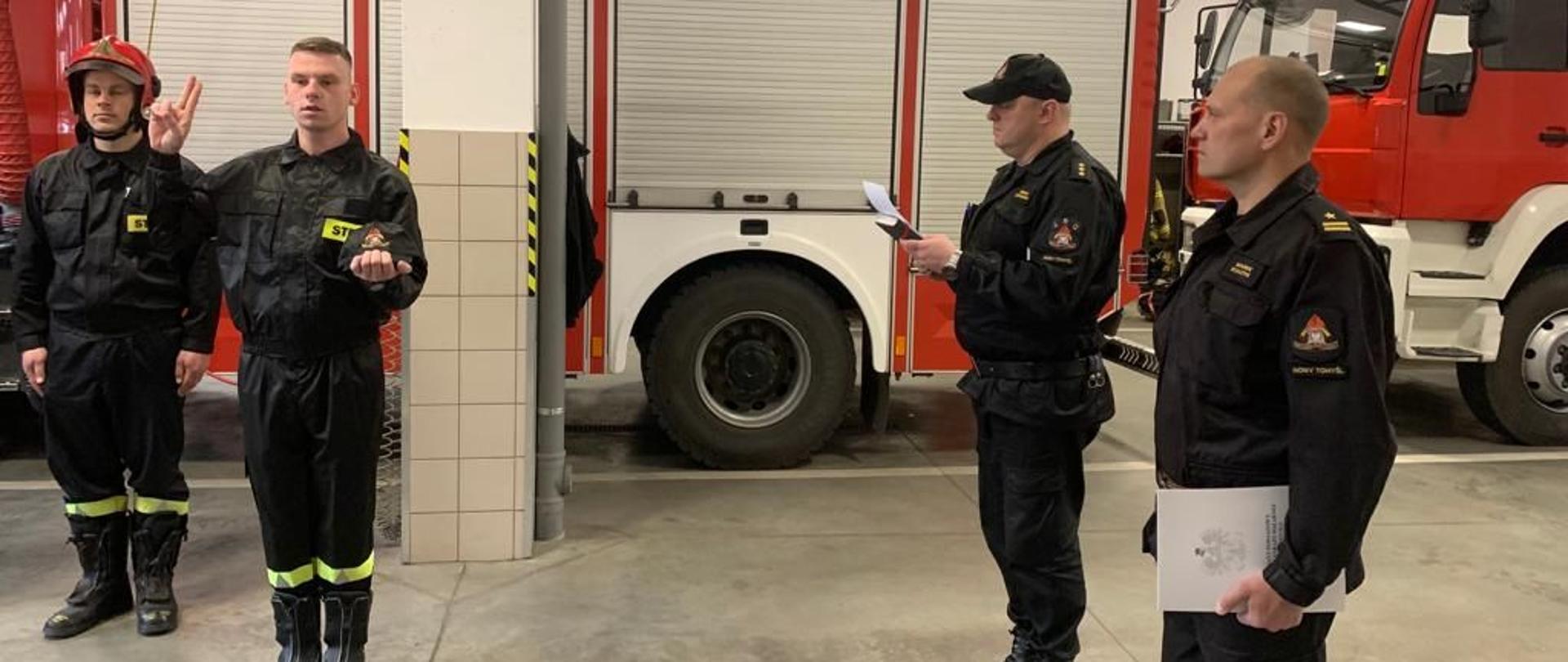 Strażak składający ślubowanie.