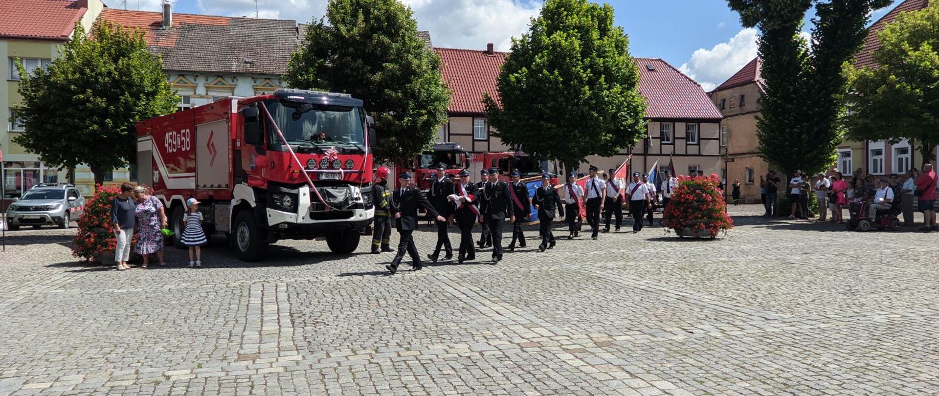 Zdjęcie przedstawia uroczysty przemarsz pododdziałów na plac
