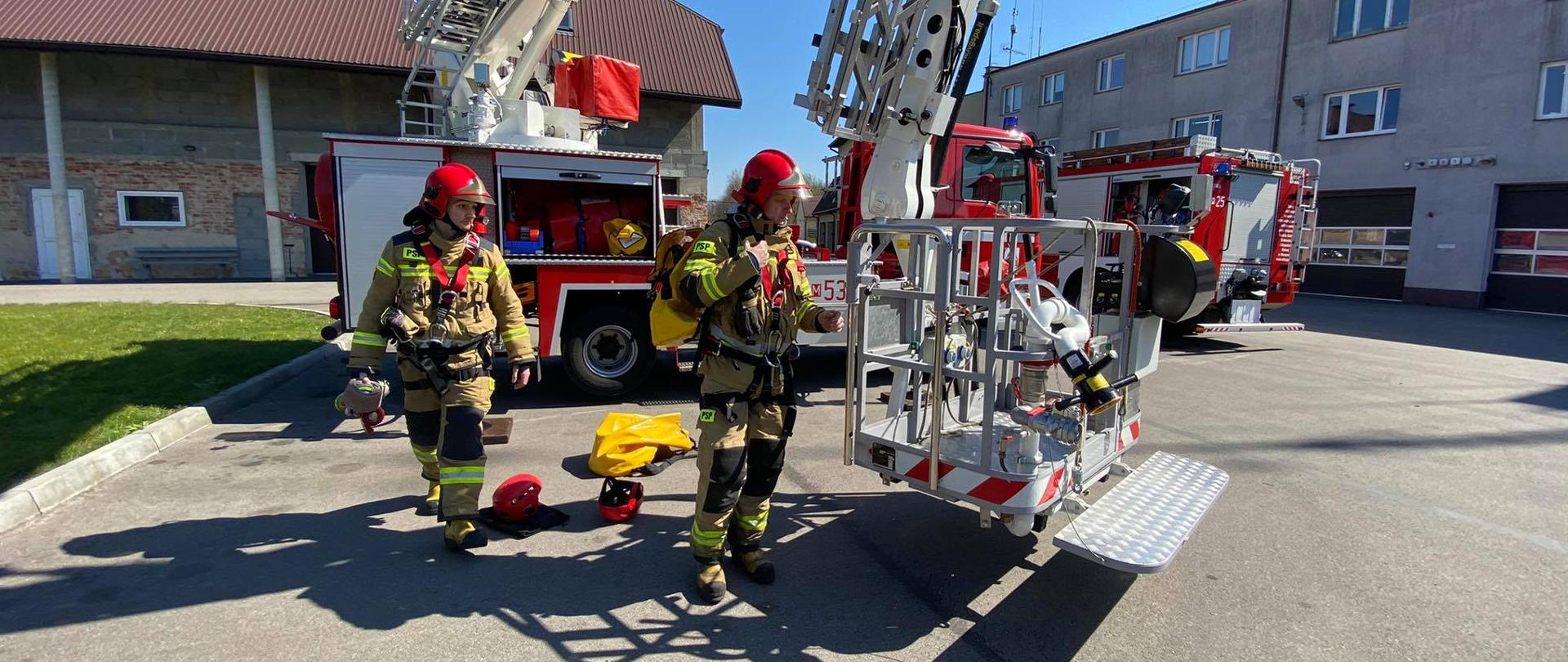 Doskonalenie zawodowe - strażacy są ubrani w ubrania specjalne, stoją obok podnosnika hydraulicznego SHD25