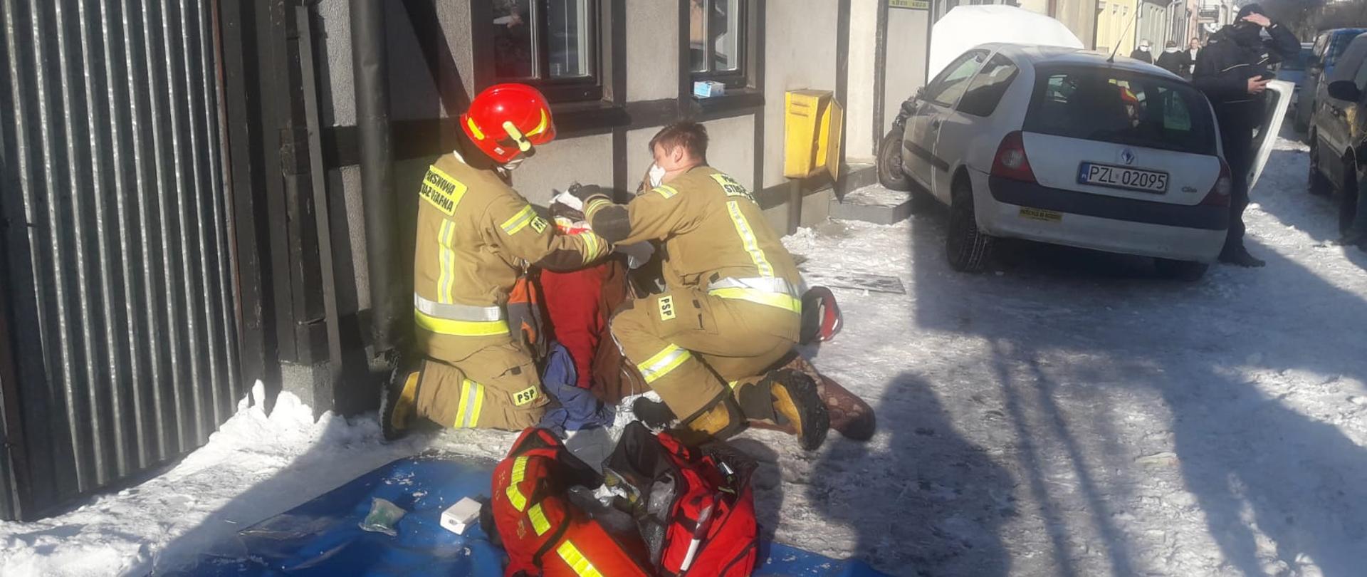 Strażacy udzielający pomocy 