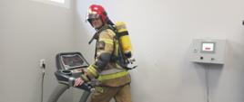 Na zdjęciu widzimy strażaka podczas próby na bieżni