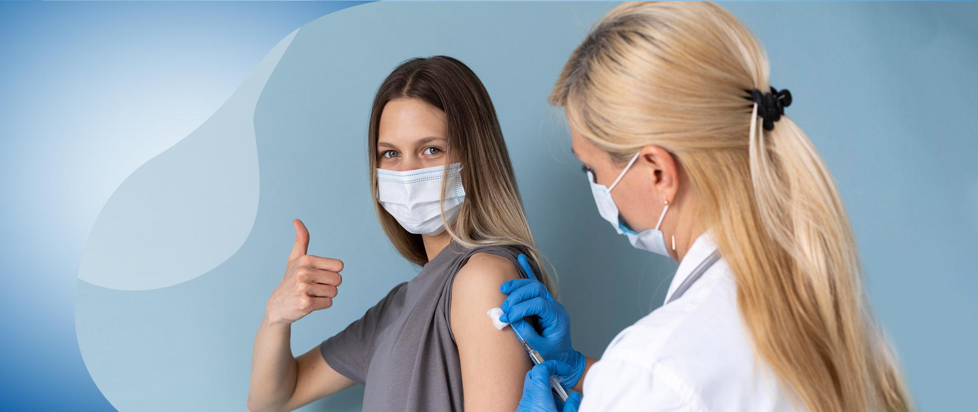 Młoda kobieta w maseczce na twarzy przyjmuje w ramie szczepienie przeciw grypie