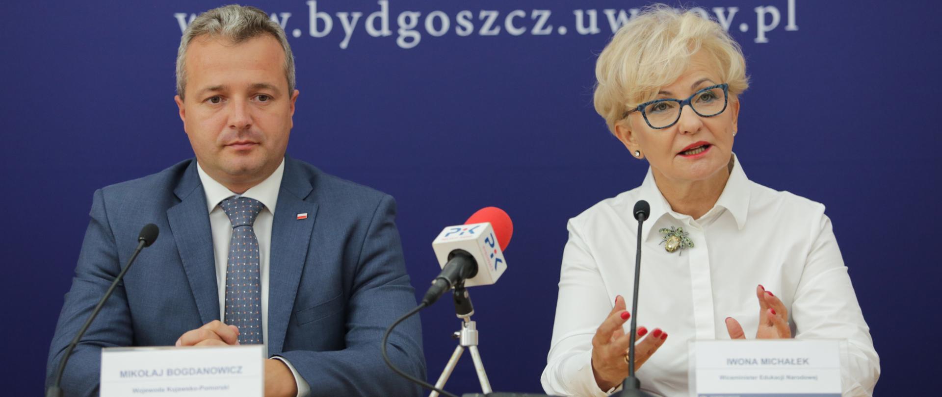 Obrady Kujawsko-Pomorskiego Stołu Edukacyjnego. Przed rozpoczęciem debaty wiceminister edukacji narodowej Iwona Michałek i wojewoda kujawsko-pomorski Mikołaj Bogdanowicz spotkali się z dziennikarzami