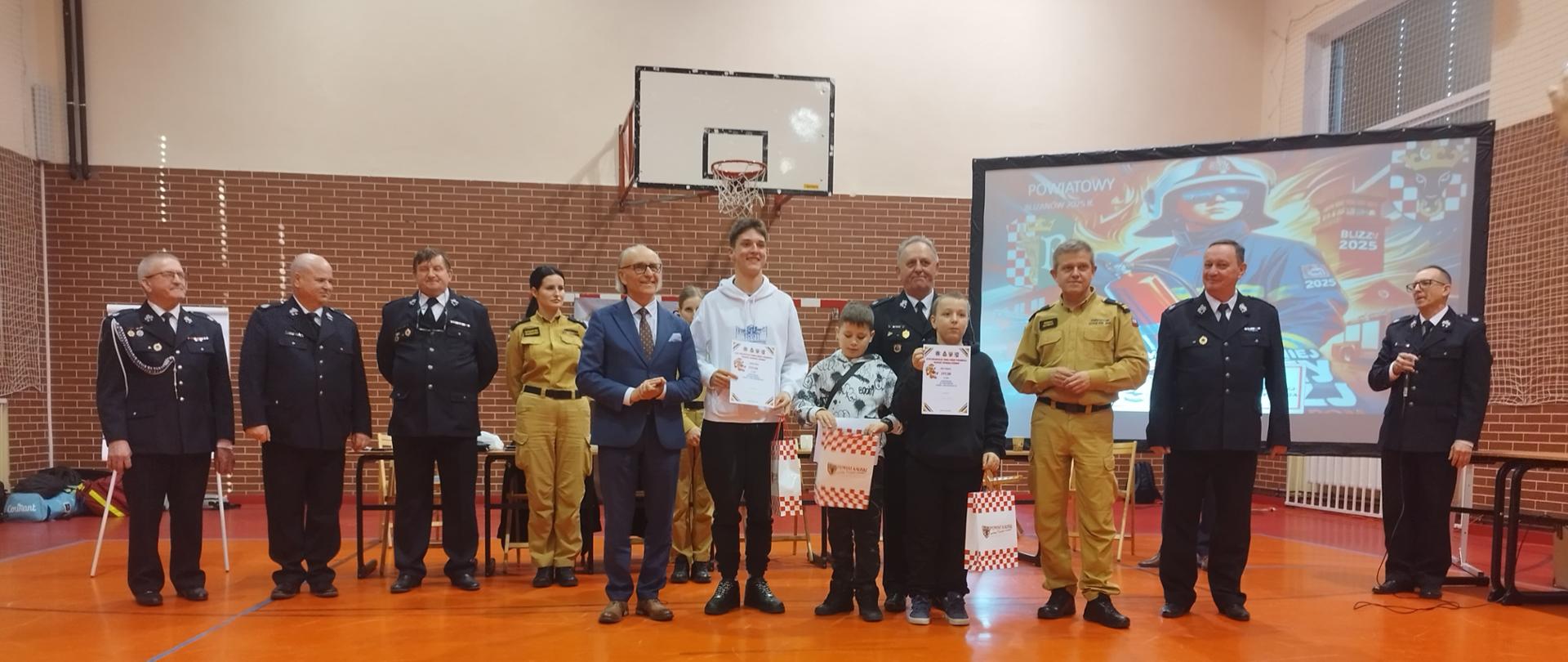 Dzieci trzymają dyplomy. 