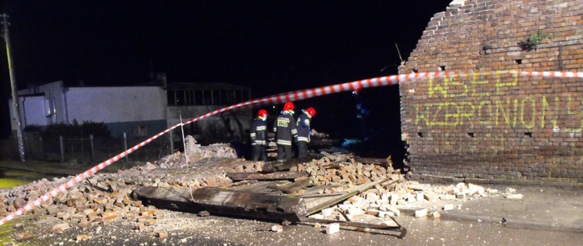 Zdjęcie przedstawia zniszczoną ścianę budynku