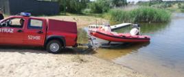  samochód strażacki cofa z łodzią do rzeki 