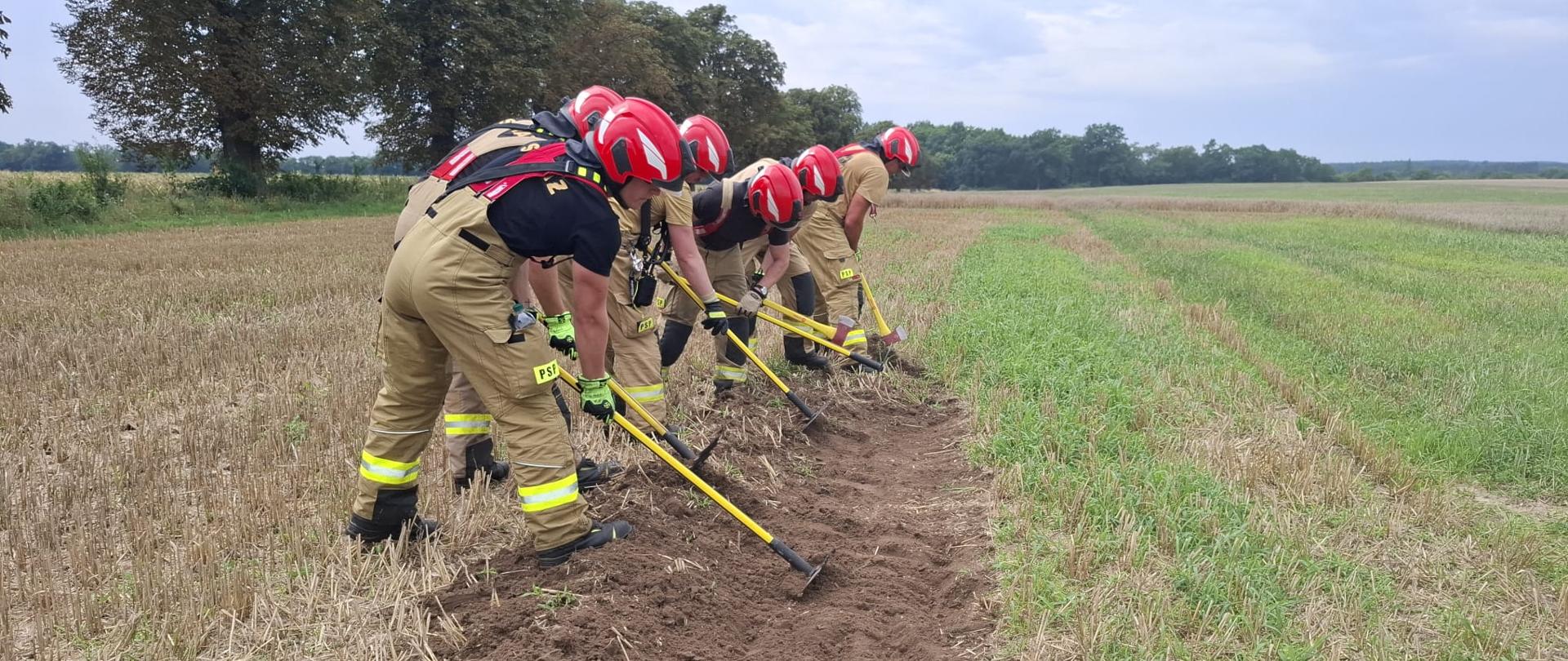 Ćwiczenia z zakresu gaszenia pożarów ściernisk i zbóż w szczycie prac żniwnych