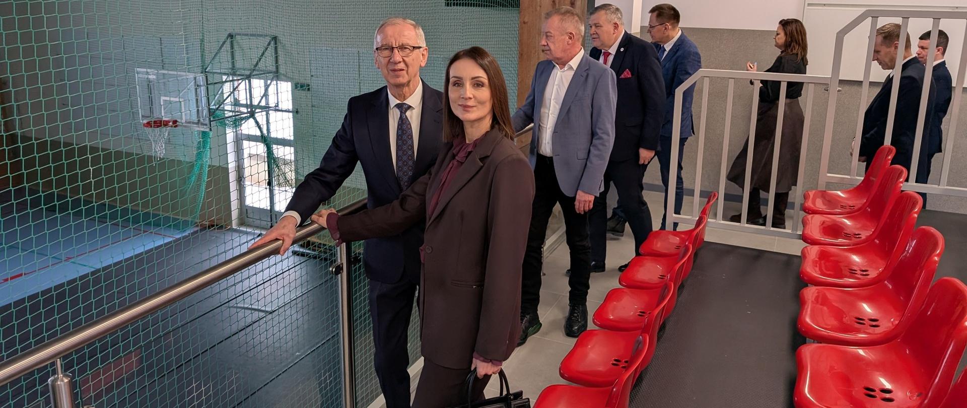 grupa osób ogląda salę sportową