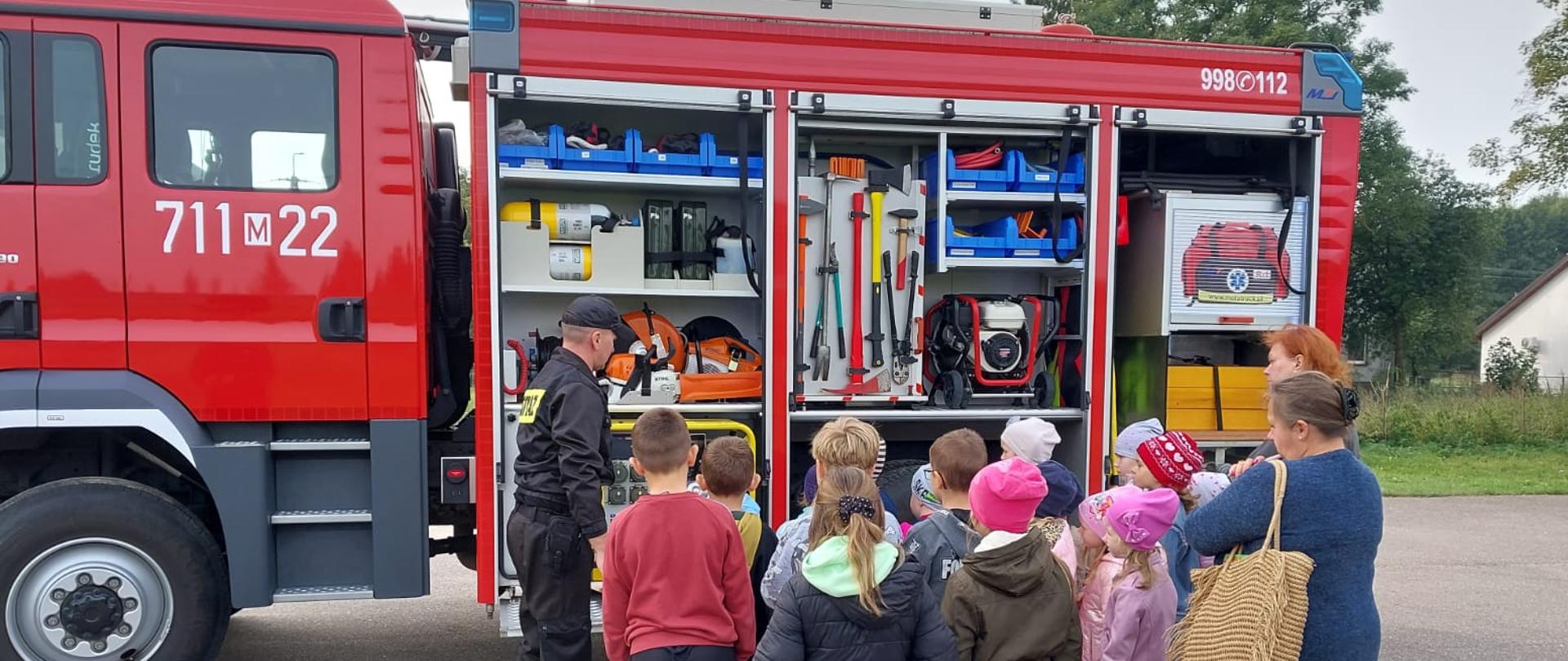 Próbna ewakuacja oraz spotkanie ze strażakami wychowanków i ich opiekunów ze szkoły podstawowej w Nowej Wsi (gm. Kuczbork – Osada).
