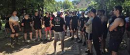 NA ZDJĘCIU UCZESTNICY BIEGU Z SĘDZIĄ PODCZAS WSPÓLNEJ ODPRAWY 