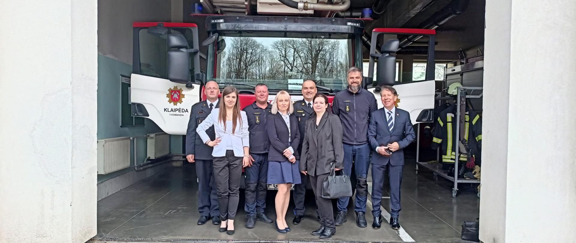 Pamiątkowe zdjęcie na Litwie w straży pożarnej. 
