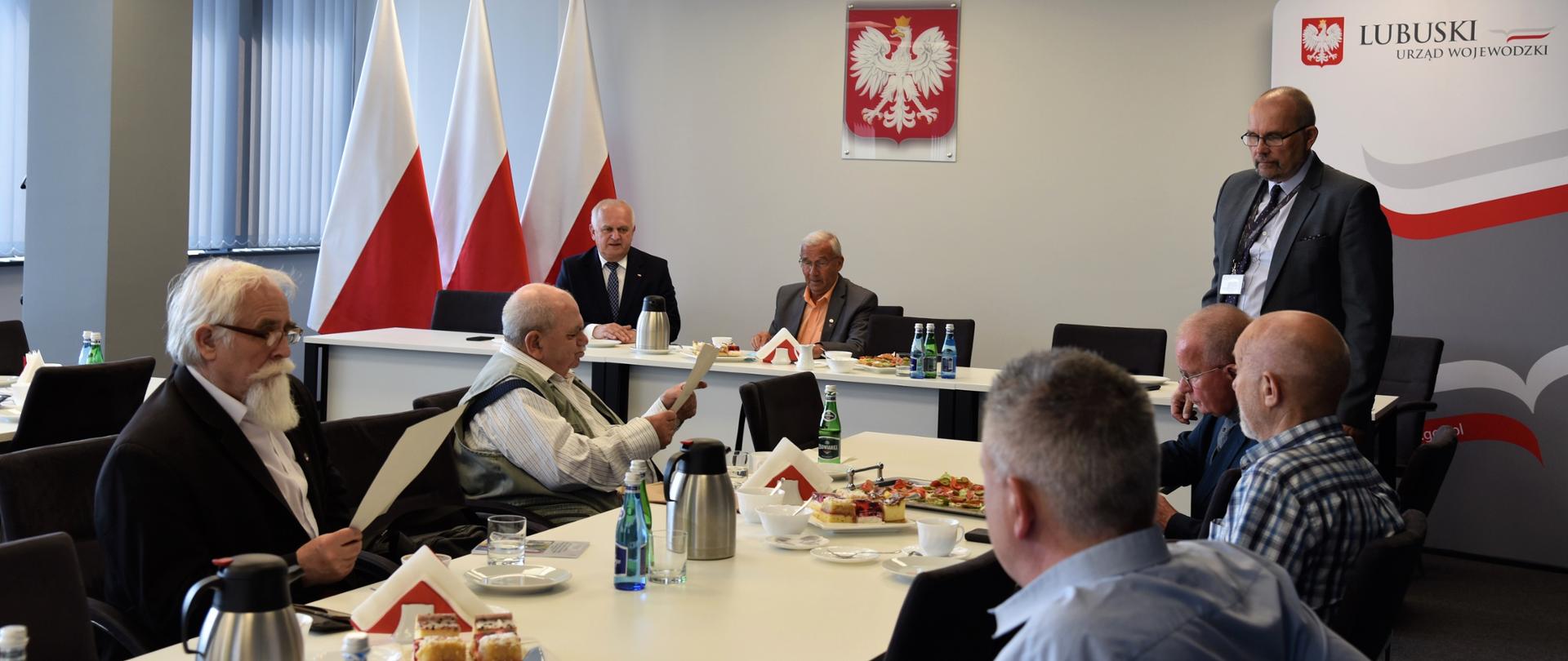 Uczestnicy Wojewódzkiej Rady Konsultacyjnej ds. Działaczy Opozycji Antykomunistycznej oraz Osób Represjonowanych z Powodów Politycznych. Przy stole prezydialnym wojewoda Władysław Dajczak