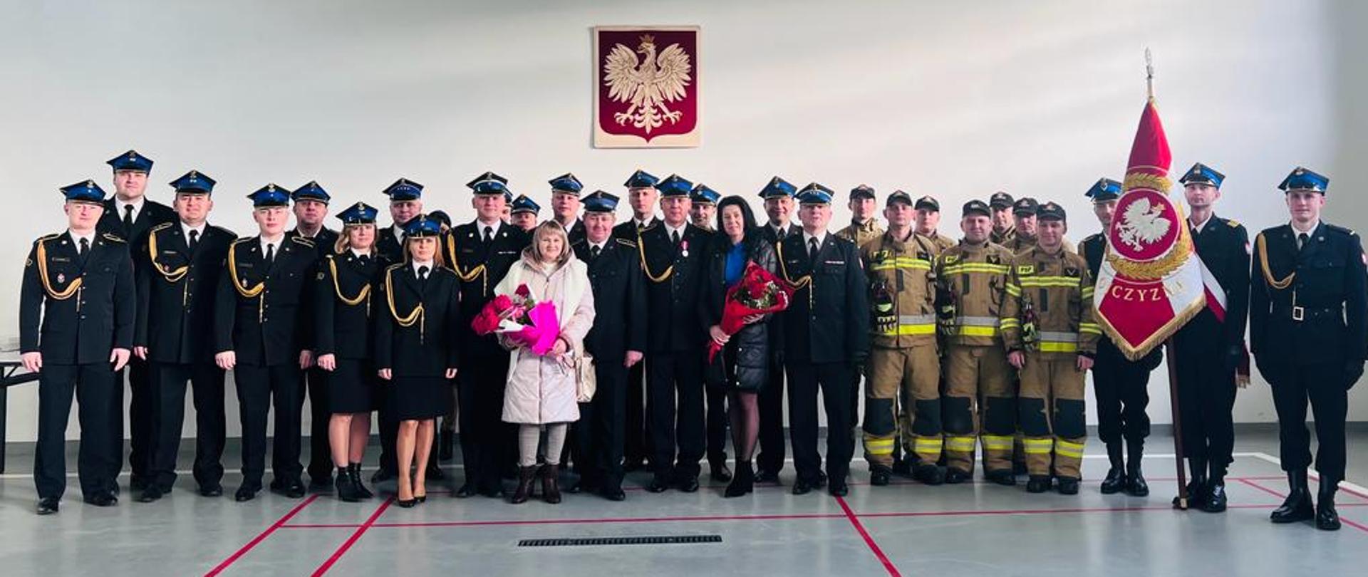Zdjęcie grupowe funkcjonariuszy i pracowników Komendy Powiatowej oraz Jednostki Ratowniczo-Gaśniczej PSP w Lwówku Śląskim.
