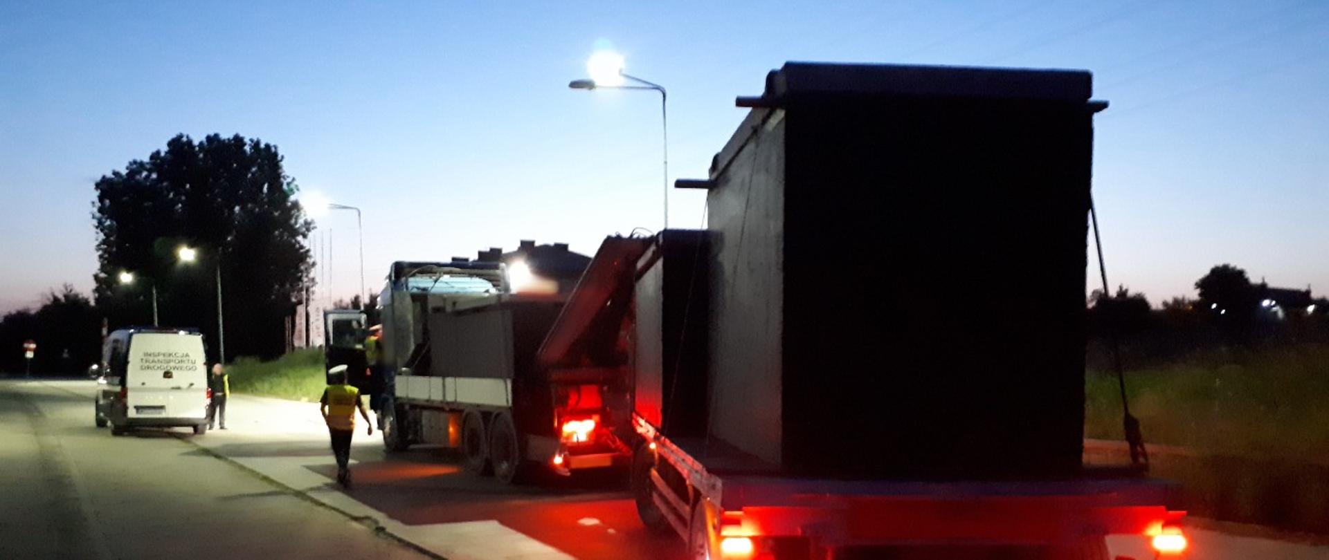 Miejsce kontroli rzeczywistej masy całkowitej i nacisków osi ciężarówki przewożącej szamba betonowe. Zespół pojazdów zatrzymany przez inspektorów mazowieckiej Inspekcji Transportu Drogowego ważył 52,2 t zamiast dopuszczalnych 40 t.