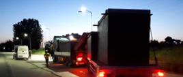 Miejsce kontroli rzeczywistej masy całkowitej i nacisków osi ciężarówki przewożącej szamba betonowe. Zespół pojazdów zatrzymany przez inspektorów mazowieckiej Inspekcji Transportu Drogowego ważył 52,2 t zamiast dopuszczalnych 40 t.