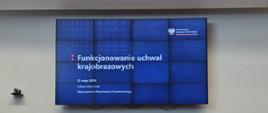 Zdjęcie przestawia projektor, na którym wyświetlona jest prezentacja pt. "Funkcjonowanie uchwał krajobrazowych". 