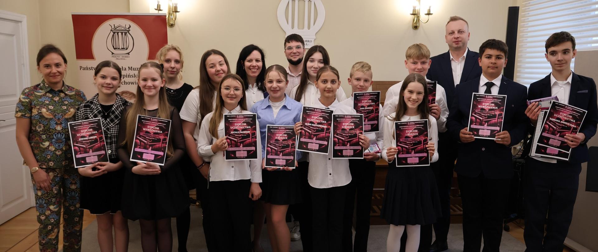 Uczestnicy konkursu wraz z jury w auli szkoły.
