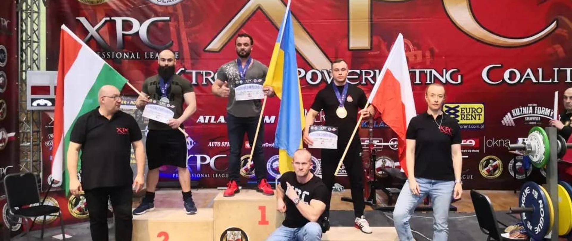 Podium ze zwycięzcami 