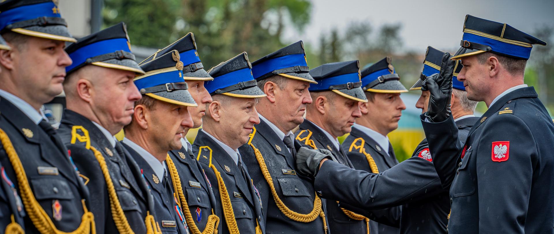 Funkcjonariusze Państwowej Straży Pożarnej podczas uroczystości wręczenia odznaczeń i awansów z okazji Dnia Strażaka w Komendzie Miejski