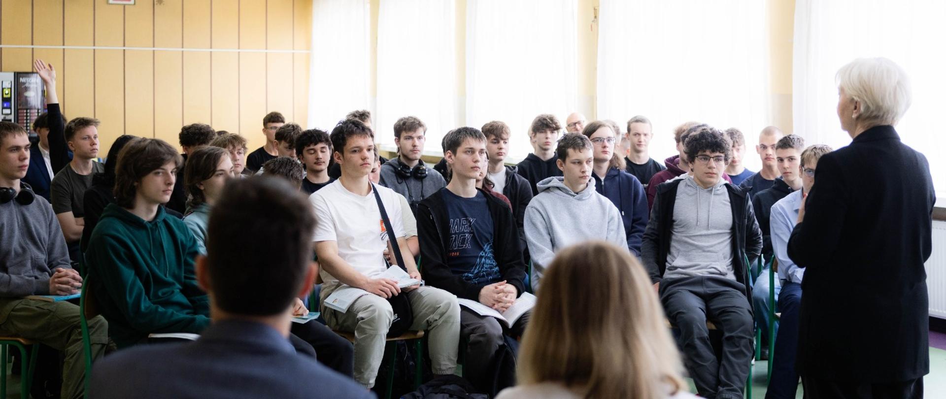 Uczniowie podczas lekcji obywatelskiej 