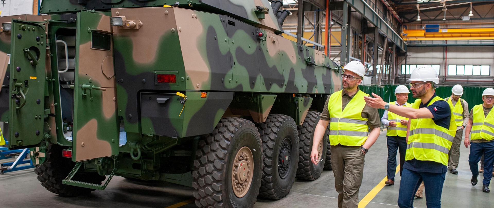 Wiceminister Marcin Kulasek z wizytą w Hucie Stalowa Wola S.A. Na zdjęciu wiceminister w ogląda sprzęt wojskowy. 