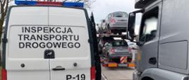 Od lewej: tył oznakowanego furgonu dolnośląskiej Inspekcji Transportu Drogowego i stojące obok niego dwa zespoły pojazdów z przewożonymi samochodami osobowymi.
