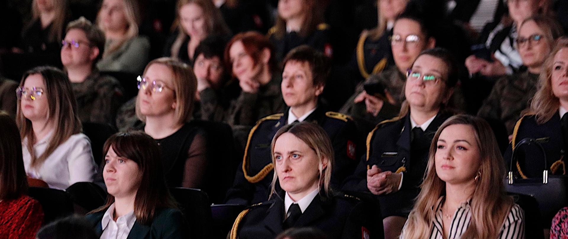 Na zdjęciu kobiety w mundurach na publiczności.