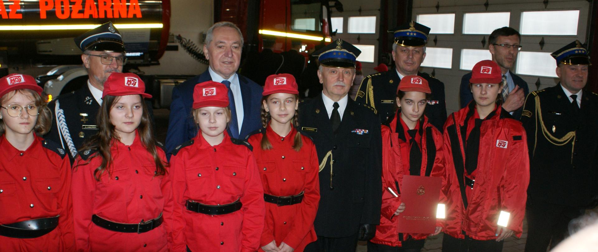 Uroczysty apel z okazji wręczenia promes Młodzieżowym Drużynom Pożarniczym z terenu powiatów: ostrołęckiego, makowskiego, ostrowskiego, wyszkowskiego i pułtuskiego