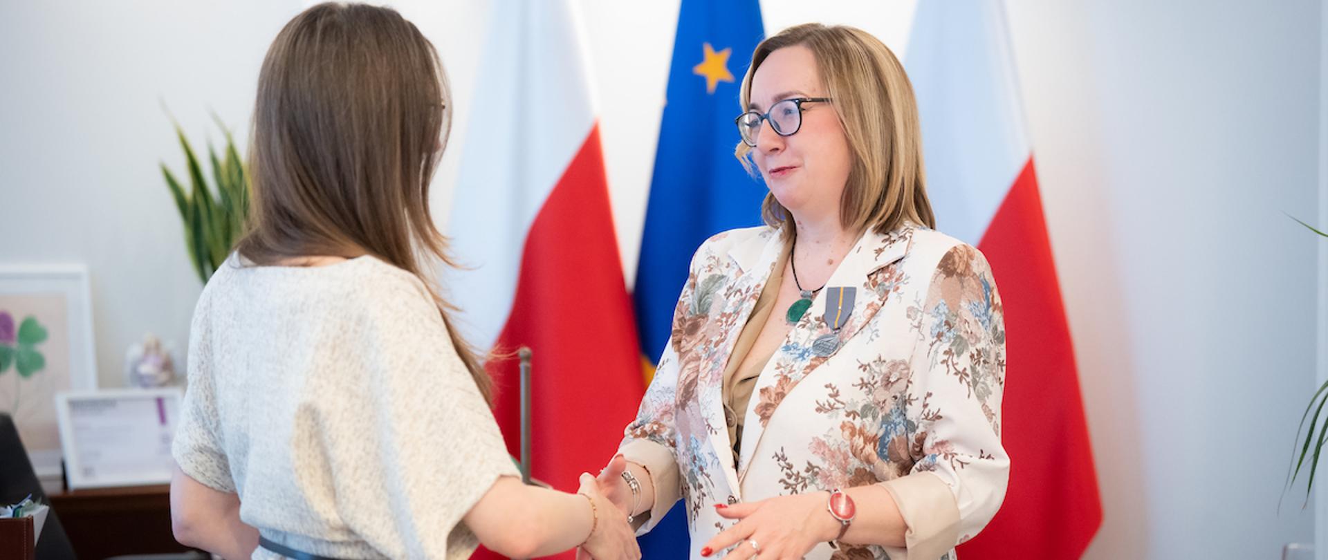 Na zdjęciu Ministra Agnieszka Dziemianowicz-Bąk i psycholożka Małgorzata Pyka.