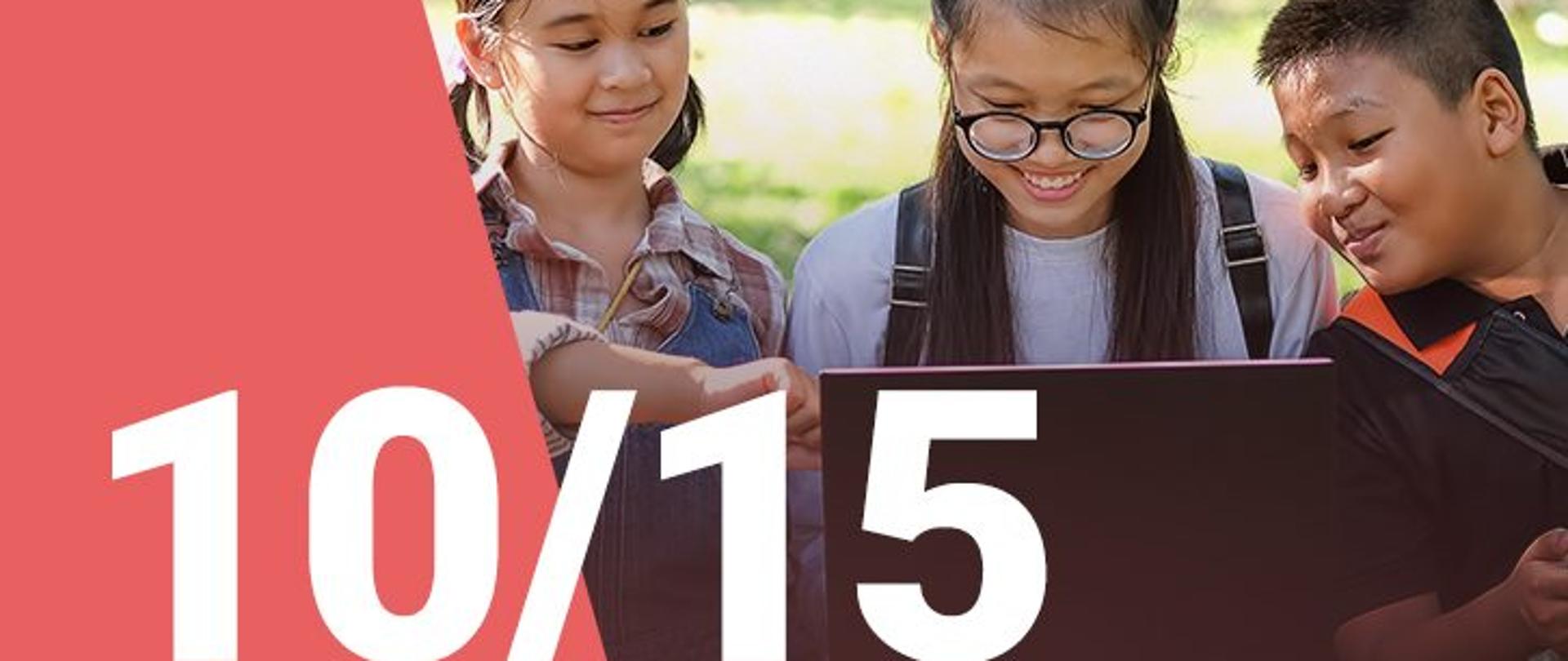 Na zdjęciu widzimy dwie dziewczynki oraz chłopca patrzących z uśmiechem na ekran laptopa. W dolnym lewym roku widoczna jest numeracja zdjęcia (10/15) 