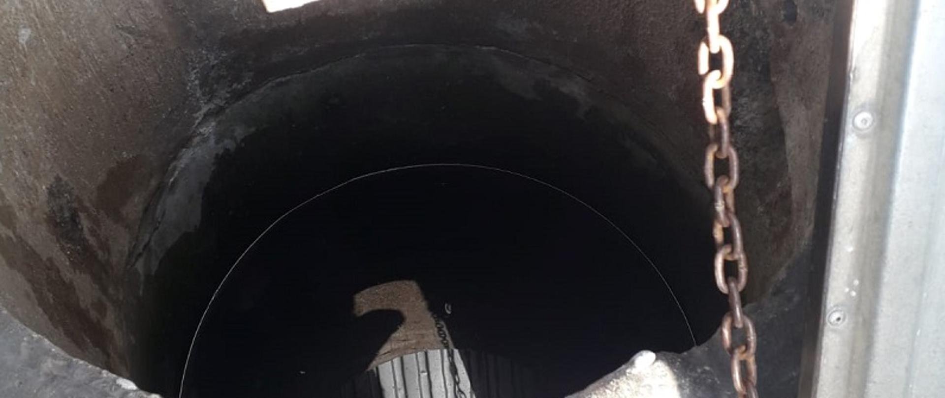 Zdjęcie przedstawia studnię