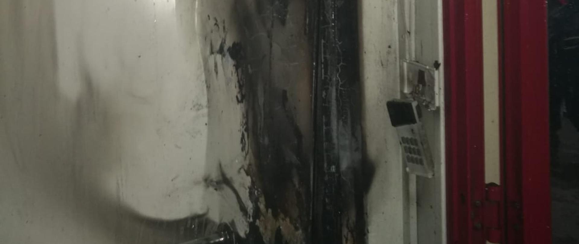 wewnątrz lokalu okopcone i spalone okolice drzwi oraz manipulatora centrali alarmowej.