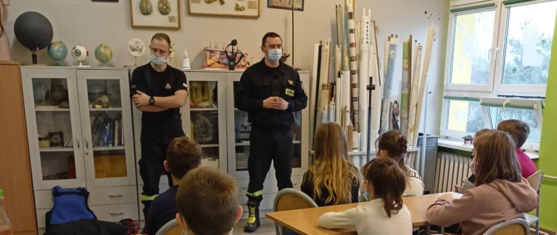 Na zdjęciu funkcjonariusze komendy powiatowej państwowej straży pożarnej w Świeciu podczas pogadanki z uczniami ze szkoły podstawowej w Michalu i Dragaczu w ramach kampanii społecznej Szkoła Przyjazna Wodzie "Aktywni Błękitni"