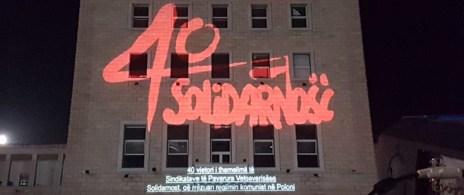 W dn. 31.08 br. z okazji 40. rocznicy podpisania Porozumień Sierpniowych gmach politechniki tirańskiej w 🇦🇱 został podświetlony w barwach narodowych Rzeczypospolitej oraz logo „40-lecia Solidarności”.