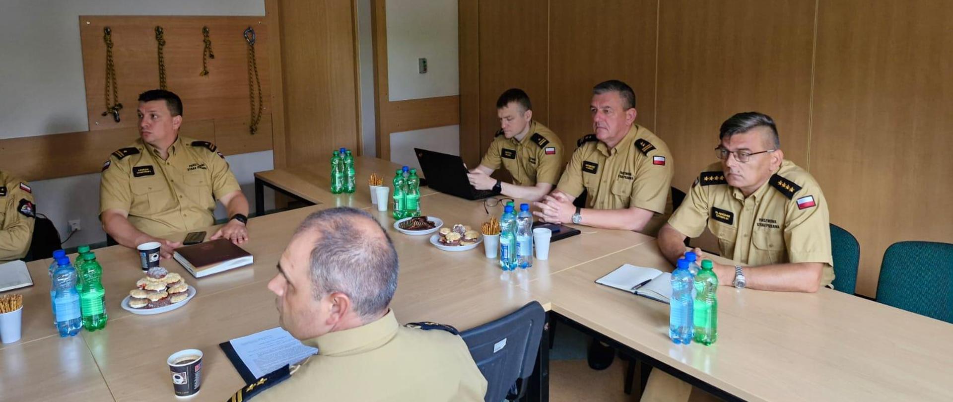 Zdjęcia przedstawia uczestników odprawy podczas prezentacji podsumowania ćwiczeń