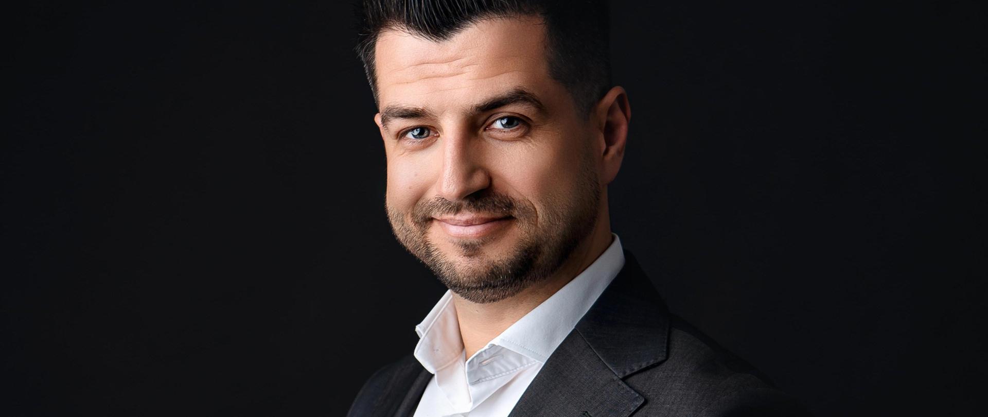 Twarz z lekkim męskim zarostem.