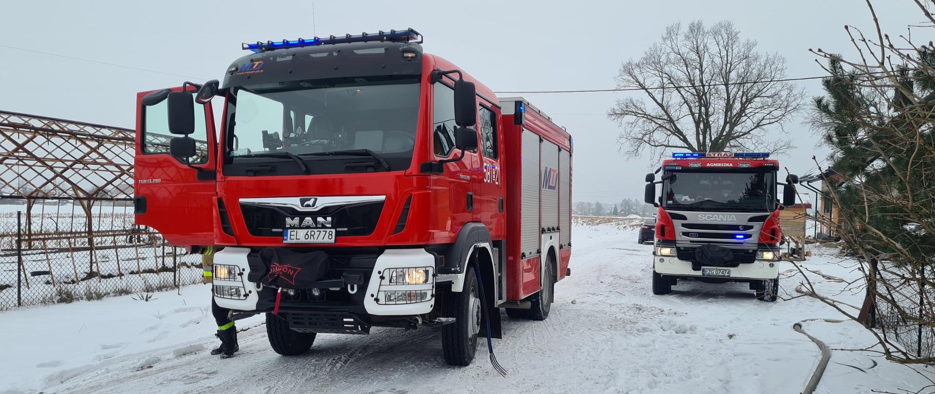 na zdjęciu widać dwa samochody ratowniczo gaśnicze marki MAN oraz SCANIA, które zapewniają zaopatrzenie wodne. 
