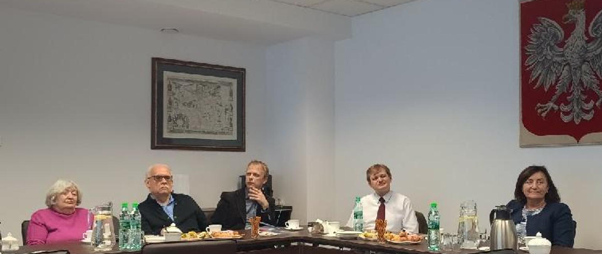 Zdjęcie przedstawia uczestników KSNG podczas posiedzenia