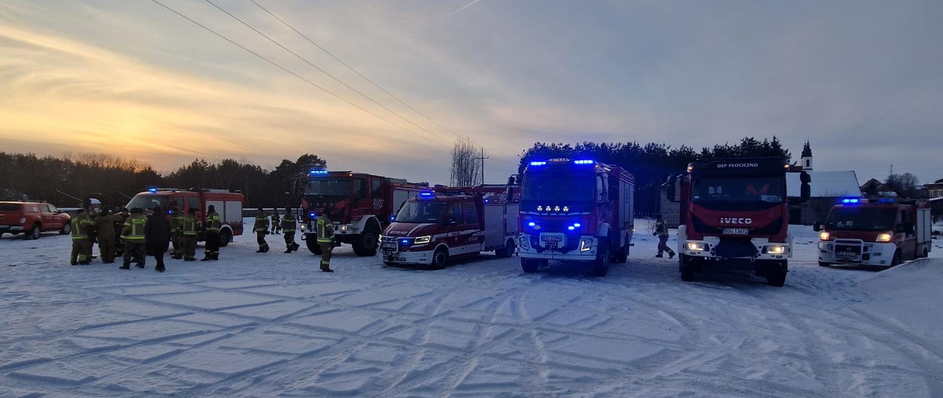 Punkt koncentracji sił i środków - samochody pożarnicze na miejscu zbiórki
