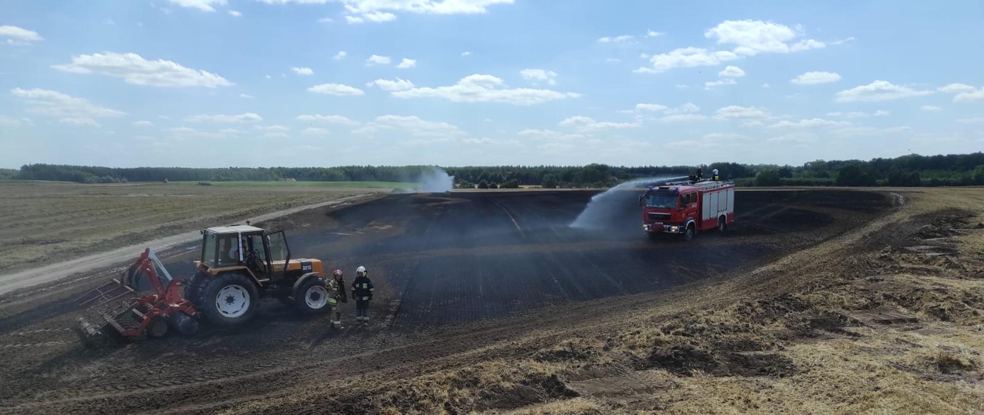 Pożar ścierniska i słomy po kombajnie w Młynach
