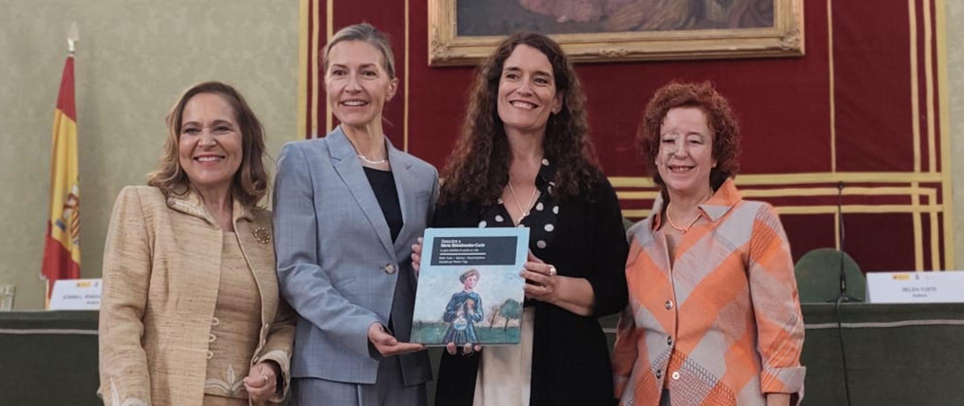 Embajadora con los autores