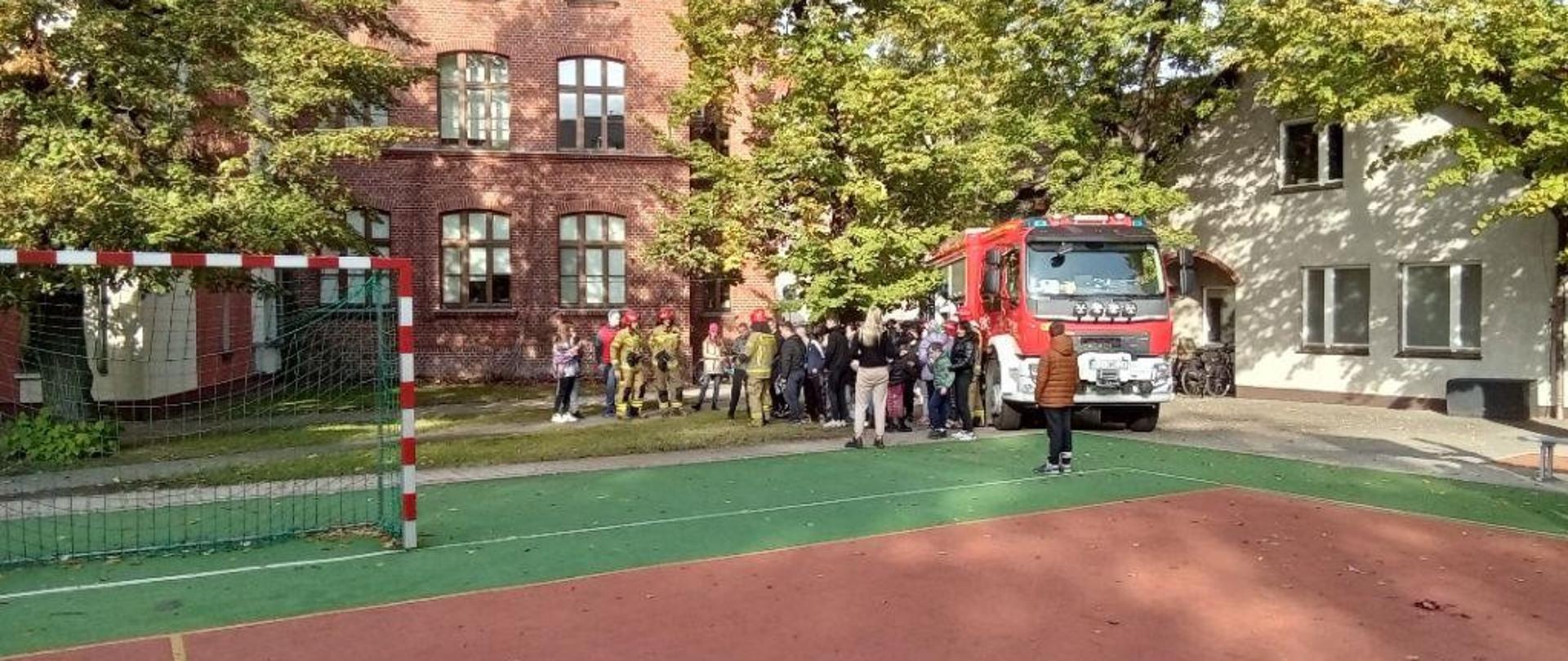 Dzieci ze strażakami.