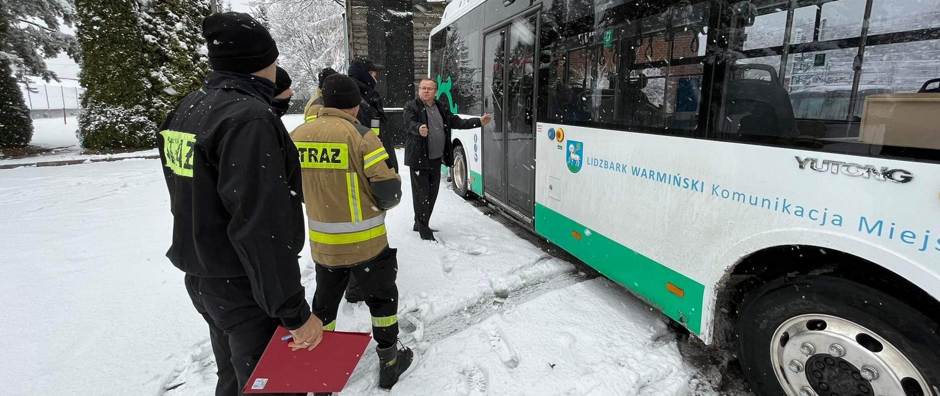 Zdjęcie przedstawia strażaków realizujących szkolenie z pojazdów elektrycznych. 
