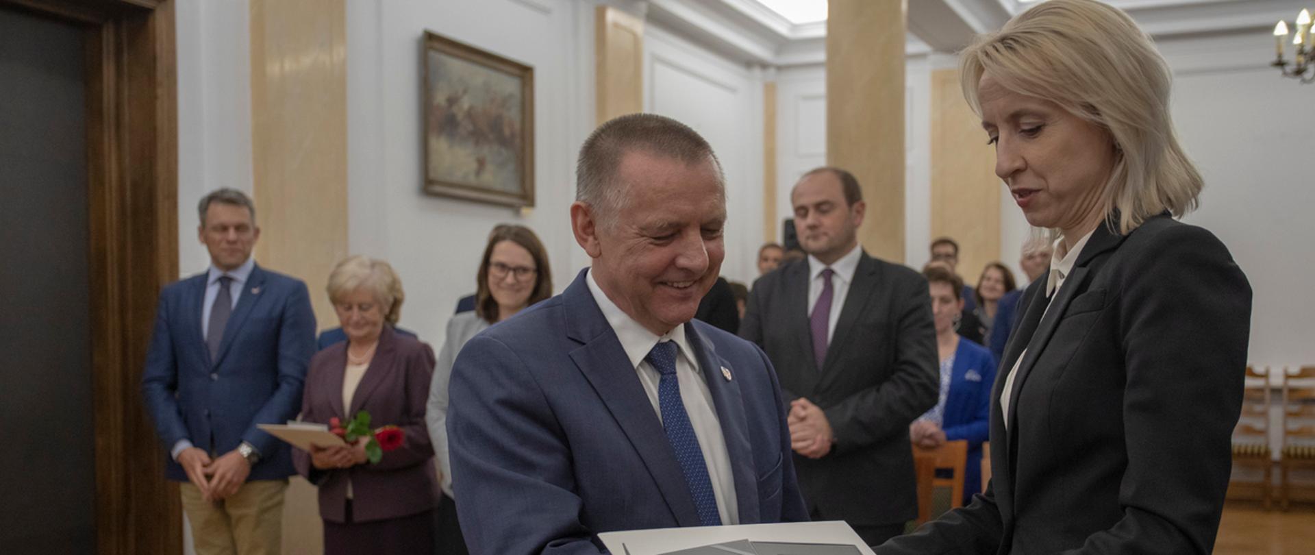 na zdjęciu minister finansów prof. Teresa Czerwińska wręcza medal Szefowi KAS Marianowi Banasiowi