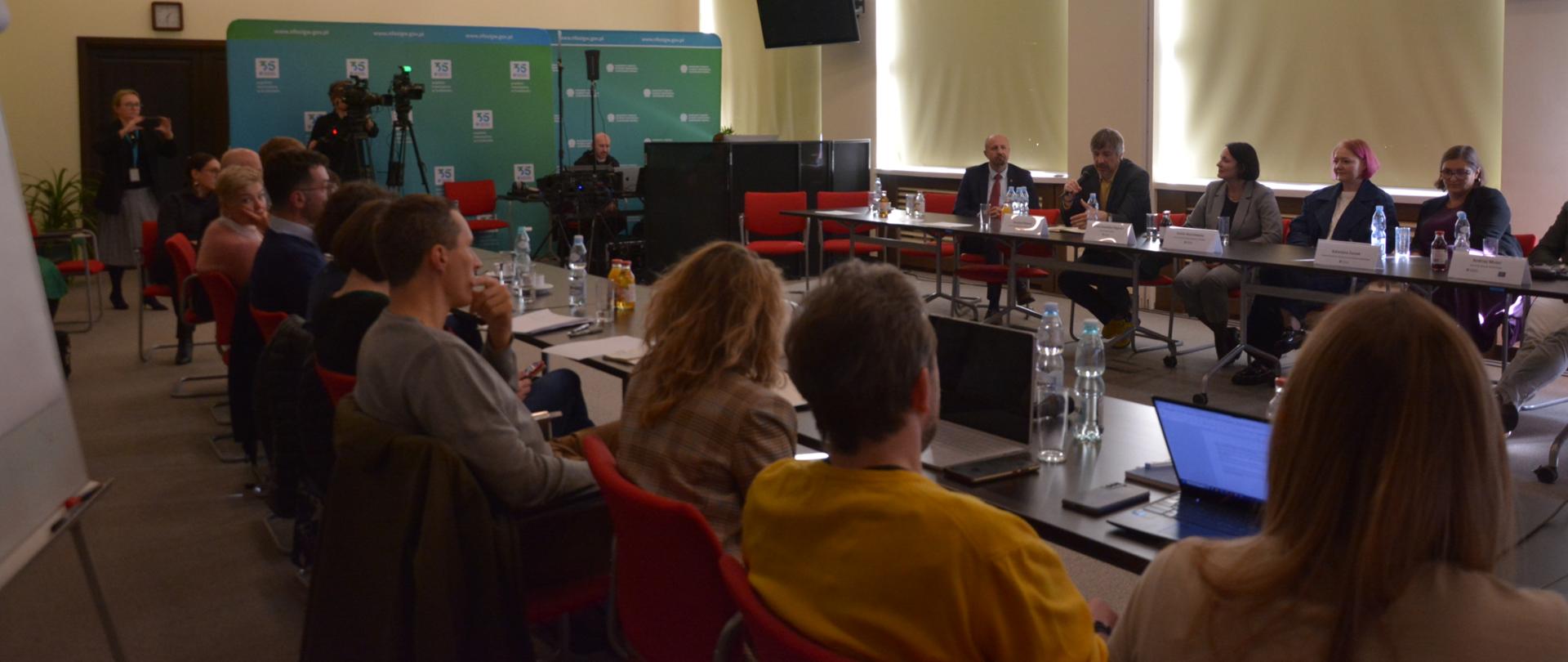 Spotkanie z organizacjami pozarządowymi w NFOŚiGW. Wśród obecnych m.in. Robert Gajda, zastępca prezesa NFOŚiGW, Krzysztof Bolesta, sekretarz stanu w MKiŚ, Dorota Zawadzka-Stępniak, prezes zarządu NFOŚiGW, Emilia Wasilewska, wiceprzewodnicząca Rady Nadzorczej NFOŚiGW