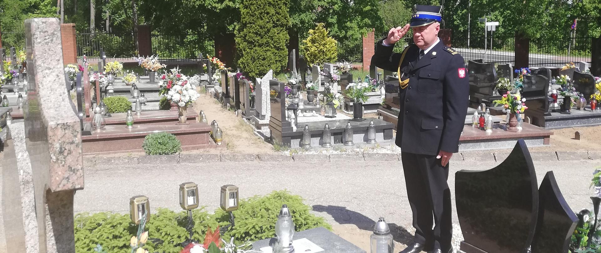 Komendant Powiatowy w Czarnkowie oddaje honor zmarłemu strażakowi 